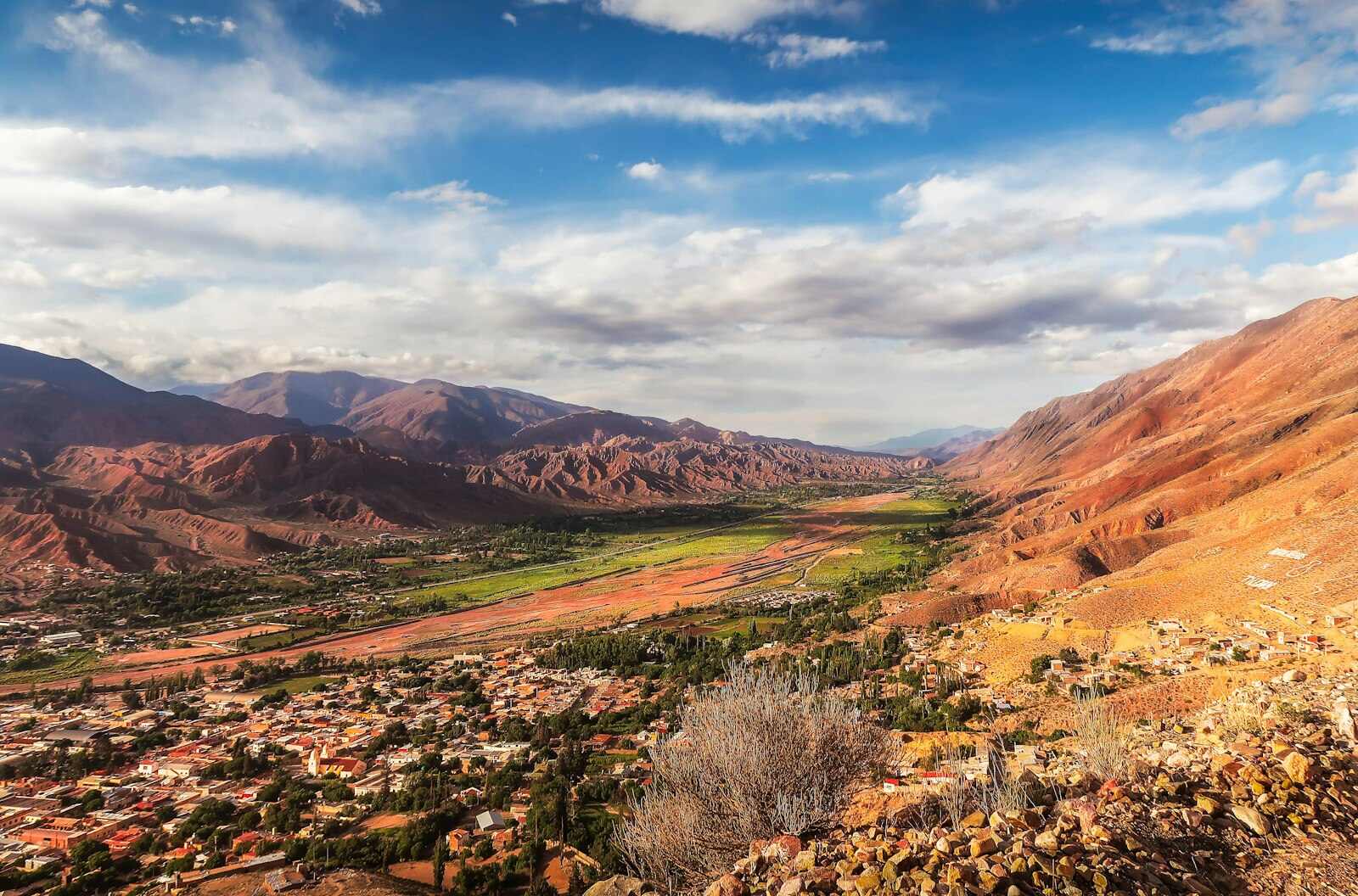 Valle con arroyo